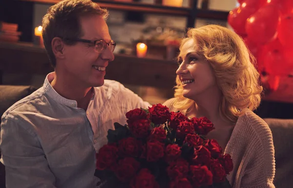 Amor Tiene Edad Pareja Mayor Romántica Celebrando Día San Valentín —  Fotos de Stock