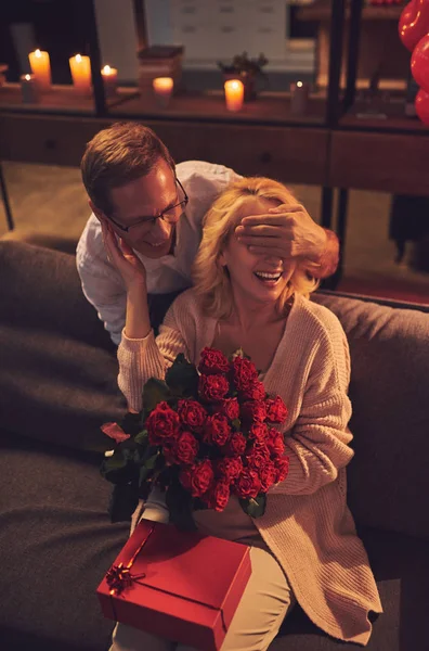 Amor Tiene Edad Pareja Mayor Romántica Celebrando Día San Valentín —  Fotos de Stock