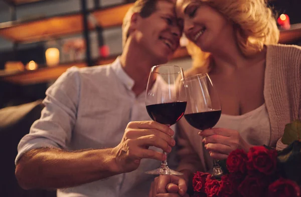 Amor Não Tem Idade Casal Sênior Romântico Celebrando Dia São — Fotografia de Stock