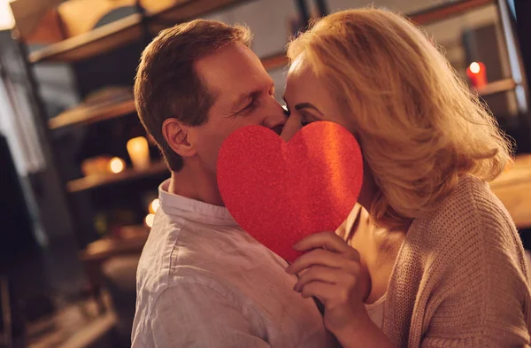 Amor Tiene Edad Pareja Mayor Romántica Celebrando Día San Valentín — Foto de Stock