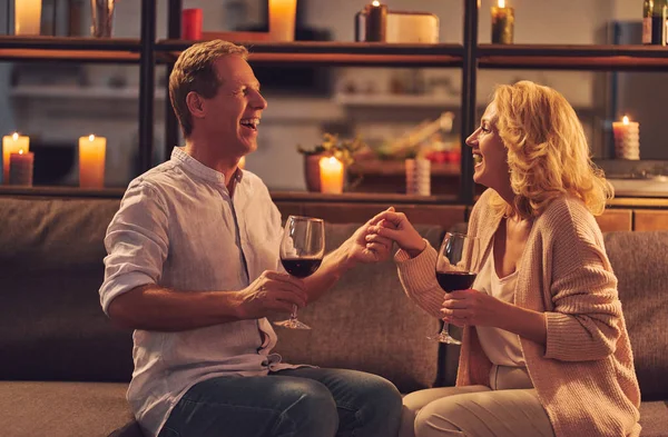 Liebe Hat Kein Alter Ein Romantisches Seniorenpaar Feiert Den Valentinstag — Stockfoto