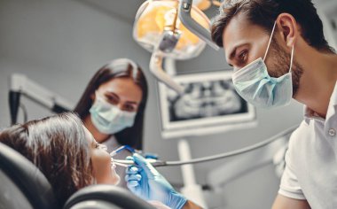 Diş Kliniği şirin kız. Çocuk diş hekimi coule ile dişçi kabine.