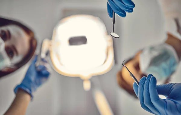 Casal Dentistas Que Trabalham Moderna Clínica Estomatologia — Fotografia de Stock