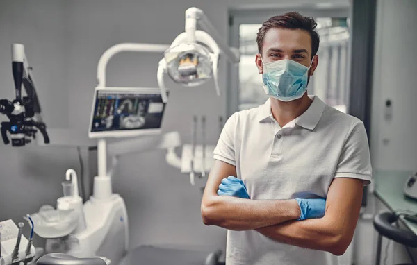 Dentista Masculino Está Trabajando Una Clínica Moderna Estomatología —  Fotos de Stock