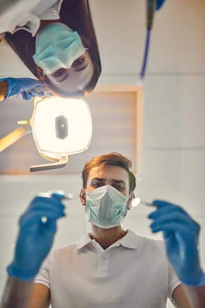 Casal Dentistas Que Trabalham Moderna Clínica Estomatologia — Fotografia de Stock