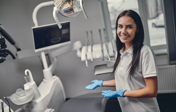 Dentista Feminina Está Trabalhando Clínica Estomatologia Moderna — Fotografia de Stock