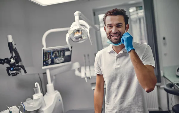 Mannelijke Tandarts Werkt Moderne Stomatologie Kliniek — Stockfoto