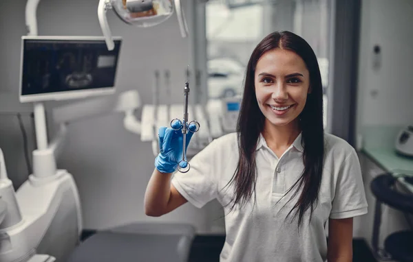 Dentista Está Trabajando Una Clínica Moderna Estomatología — Foto de Stock