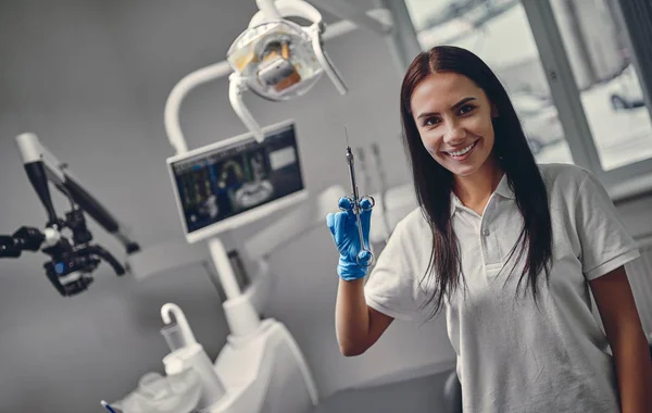 Dentista Está Trabajando Una Clínica Moderna Estomatología — Foto de Stock