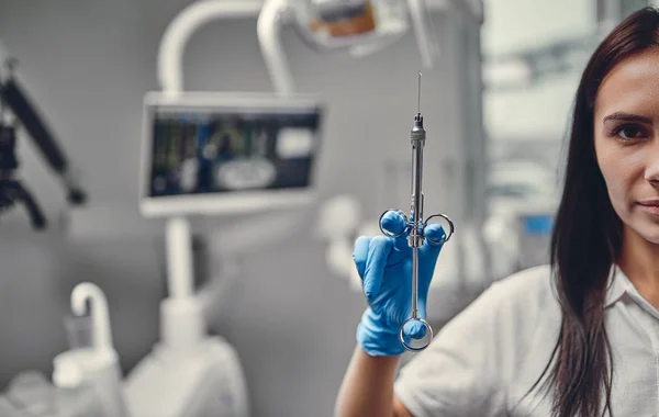 Beskuren Bild Kvinnliga Tandläkare Arbetar Moderna Stomatologi Klinik — Stockfoto