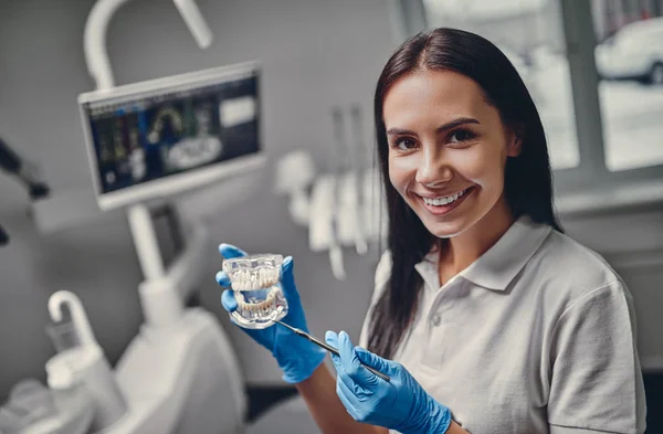 Dentista Feminina Está Trabalhando Clínica Estomatologia Moderna — Fotografia de Stock