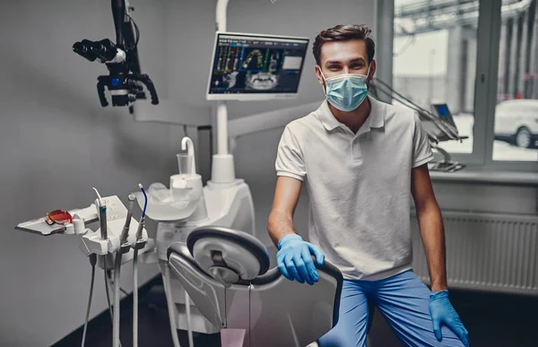 Dentista Masculino Está Trabalhando Clínica Estomatologia Moderna — Fotografia de Stock