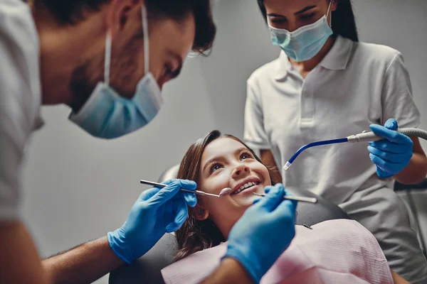 Menina Bonito Clínica Dentária Criança Armário Estomatológico Com Dentistas — Fotografia de Stock