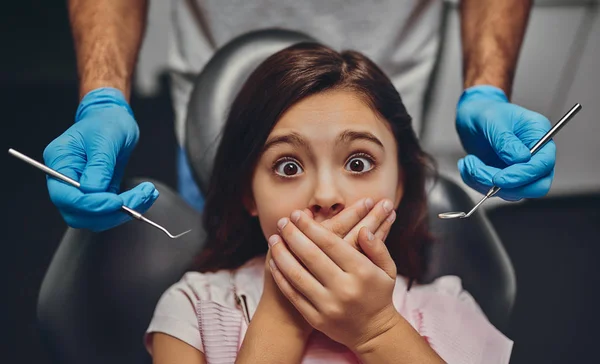 Schattig Meisje Tandheelkundige Kliniek Kind Bang Sluiten Haar Mond Door — Stockfoto