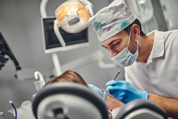 Linda Chica Clínica Dental Niño Gabinete Estomatológico Con Dentista Masculino —  Fotos de Stock