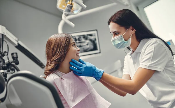 Jolie Fille Clinique Dentaire Enfant Dans Cabinet Stomatologique Avec Une — Photo