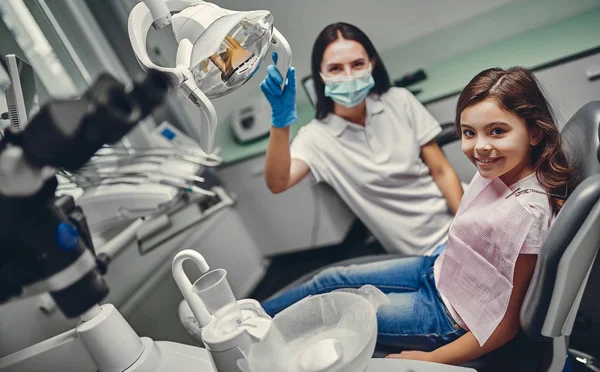 Söt Tjej Tandkliniken Barn Stomatologiskt Skåp Med Kvinnlig Tandläkare — Stockfoto