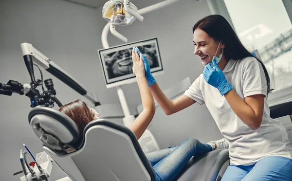 Schattig Meisje Tandheelkundige Kliniek Kind Stomatologische Kast Met Vrouwelijke Tandarts — Stockfoto
