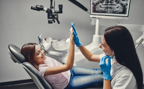 Schattig Meisje Tandheelkundige Kliniek Kind Stomatologische Kast Met Vrouwelijke Tandarts — Stockfoto