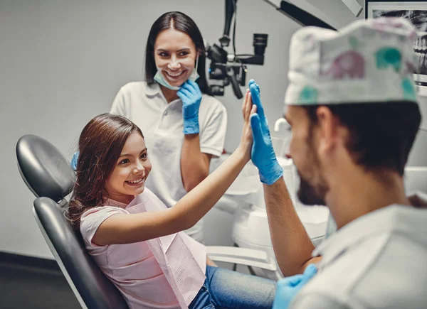 Nettes Mädchen Der Zahnklinik Kind Stomatologischen Kabinett Mit Zahnarztpaar — Stockfoto