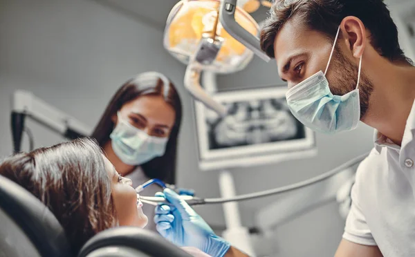 Мила Дівчина Стоматологічній Клініці Дитина Стоматологічному Кабінеті Стоматологами — стокове фото