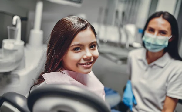 Söt Tjej Tandkliniken Barn Stomatologiskt Skåp Med Kvinnlig Tandläkare — Stockfoto