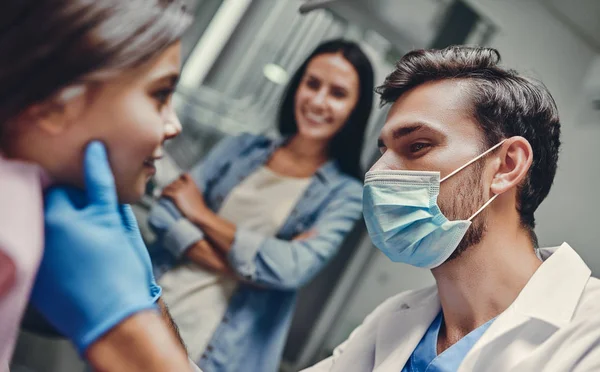 Linda Chica Clínica Dental Niño Gabinete Estomatológico Con Madre Dentista —  Fotos de Stock