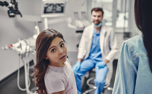 Linda Chica Clínica Dental Niño Gabinete Estomatológico Con Madre Dentista —  Fotos de Stock