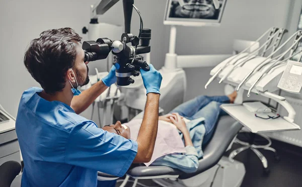 Jovem Atraente Clínica Estomatologia Com Dentista Masculino Conceito Dentes Saudáveis — Fotografia de Stock