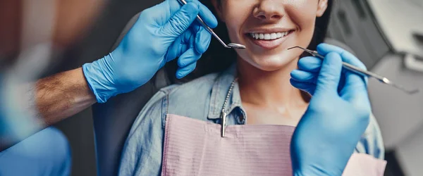 Mujer Joven Atractiva Clínica Estomatología Con Dentista Masculino Concepto Dientes —  Fotos de Stock