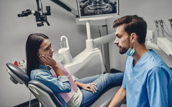 Jolie Jeune Femme Dans Une Clinique Stomatologie Avec Dentiste Masculin — Photo
