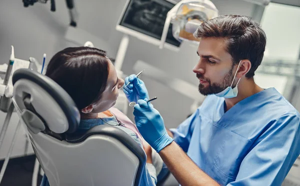 Jovem Atraente Clínica Estomatologia Com Dentista Masculino Conceito Dentes Saudáveis — Fotografia de Stock