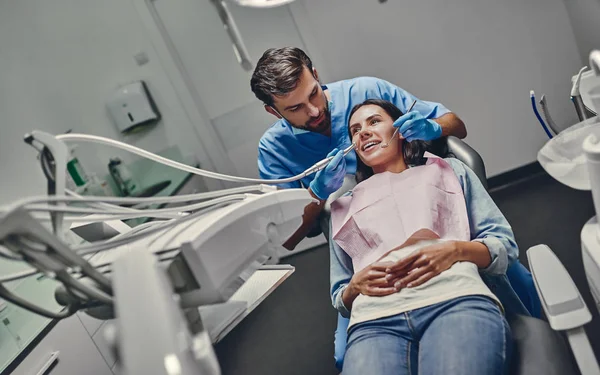Приваблива Молода Жінка Стоматологічній Клініці Чоловічим Стоматологом Концепція Здорових Зубів — стокове фото