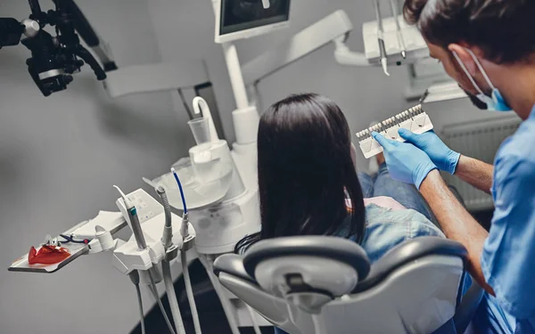 男性歯科医との産科クリニックで魅力的な若い女性 健康な歯の概念 — ストック写真