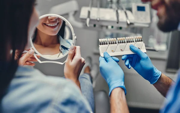 Aantrekkelijke Jonge Vrouw Stomatologie Kliniek Met Mannelijke Tandarts Gezonde Tanden — Stockfoto