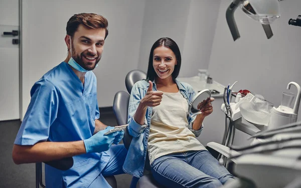 Attraktive Junge Frau Der Klinik Für Stomatologie Mit Männlichem Zahnarzt — Stockfoto