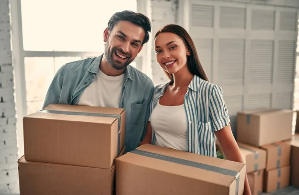 Pareja en día de mudanza — Foto de Stock