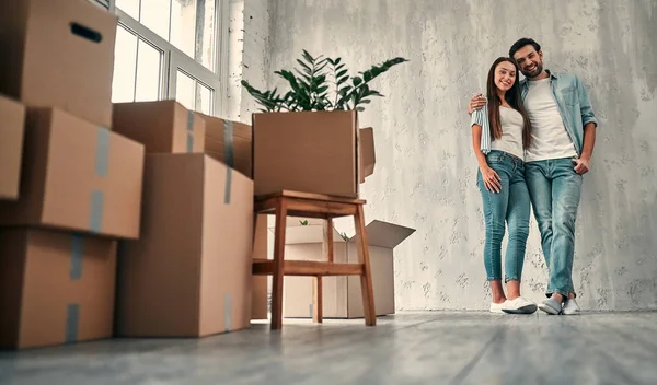 Pareja en día de mudanza — Foto de Stock