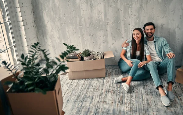 Pareja en día de mudanza — Foto de Stock