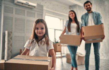 Taşınma günü üzerinde aile