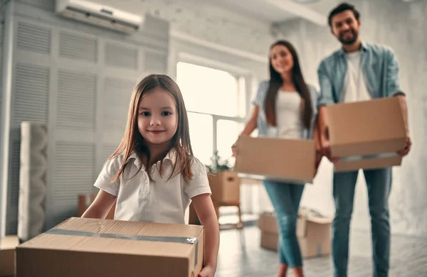 Familia en día de mudanza — Foto de Stock