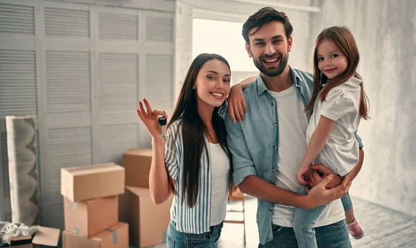 Familj på flyttdagen — Stockfoto