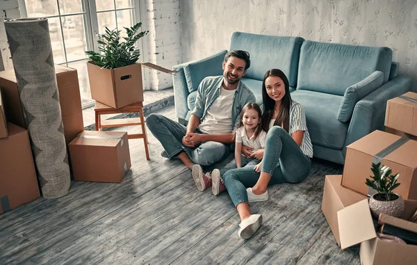 Familia en día de mudanza — Foto de Stock