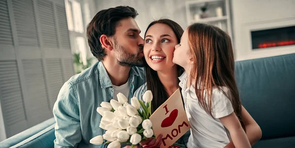 Famiglia che celebra la giornata delle madri — Foto Stock