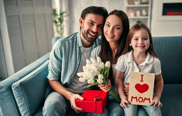 Família celebrando dia de mães — Fotografia de Stock