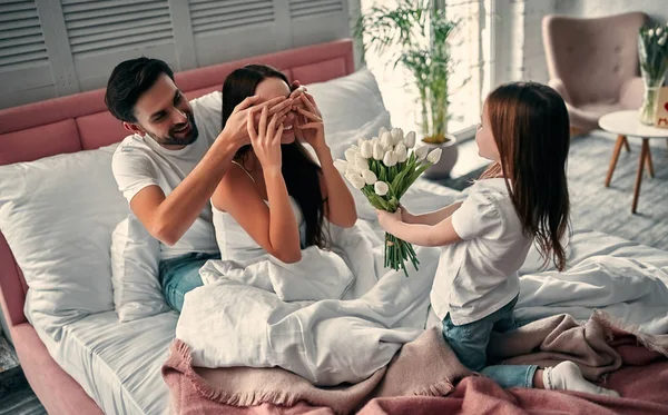 Familia celebrando el día de las madres —  Fotos de Stock