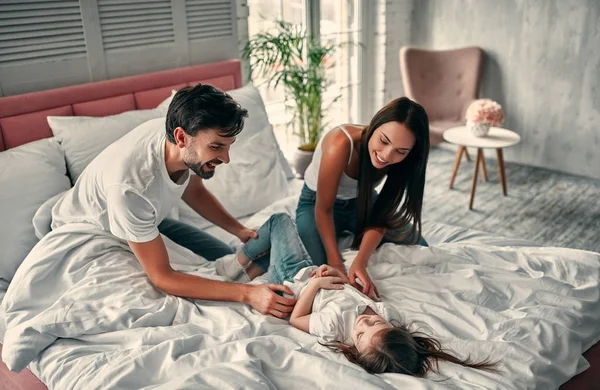 Gelukkig gezin in bed — Stockfoto