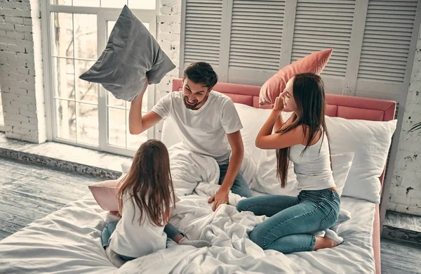 Familia feliz en la cama —  Fotos de Stock