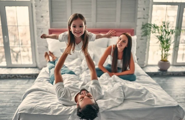 침대에 누워 행복 한 가족 — 스톡 사진