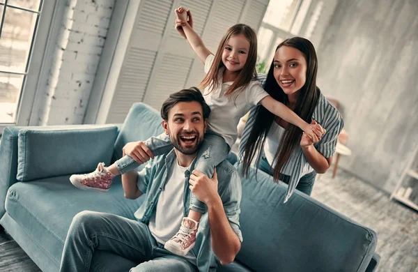 Familia feliz en casa — Foto de Stock